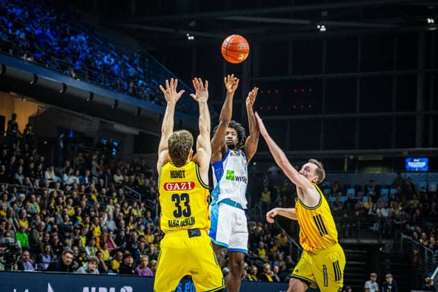 Basketball Berlin 07 12 2025 Season 2025 2026 EasyCredit BBL 1 Bundesliga Men, Men Alba Berlin Skyliners Isaiah Swope Frankfurt, No 01 bennet Hundt Alba Berlin, No 33 Moses Wood Alba Berlin, No 11