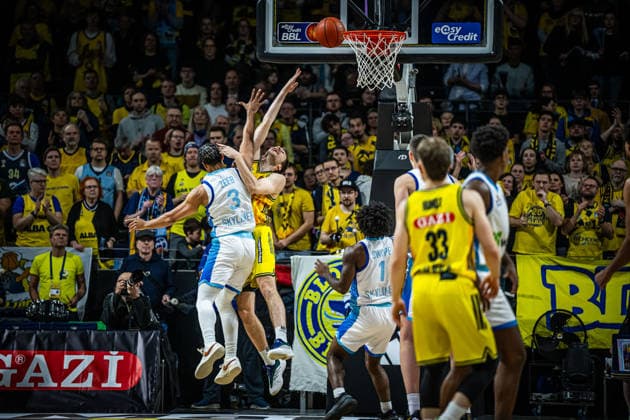 Basketball Berlin 07 12 2025 Season 2025 2026 EasyCredit BBL 1 Bundesliga Men, Men Alba Berlin Skyliners Malte Delow Alba Berlin, No 06 Garai Zeeb Frankfurt, No 03