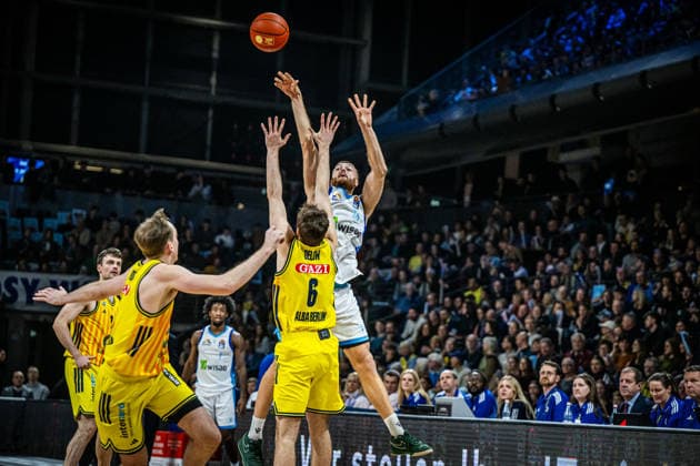 Basketball Berlin 07 12 2025 Season 2025 2026 EasyCredit BBL 1 Bundesliga Men, Men Alba Berlin Skyliners Radii Caisin Frankfurt, No 16 Malte Delow Alba Berlin, No 06