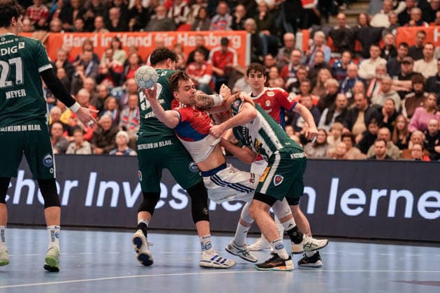 Germany Handball Bundesliga, DAIKIN HBL 2025 26, 15 Matchday Handball Sport Verein Hamburg vs ThSV Eisenach Sporthalle Hamburg Hamburg Justin Kurch ThSV Eisenach, 52 , Philipp Meyer ThSV Eisenach, 27 , Andreas Magaard HSV Hamburg, 4 , Elias Kofler HSV Hamburg, 6 Copyright: xStefanxTrochax