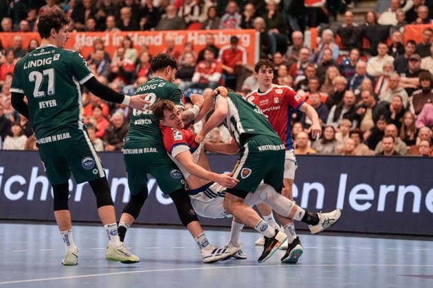 Germany Handball Bundesliga, DAIKIN HBL 2025 26, 15 Matchday Handball Sport Verein Hamburg vs ThSV Eisenach Sporthalle Hamburg Hamburg Justin Kurch ThSV Eisenach, 52 , Philipp Meyer ThSV Eisenach, 27 , Andreas Magaard HSV Hamburg, 4 , Elias Kofler HSV Hamburg, 6 Copyright: xStefanxTrochax