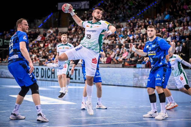 Luka Rogan SC DHfK Leipzig, 33 between Lenny Rubin TVB Stuttgart, 44 , left and Gianfranco Pribetic TVB Stuttgart, 09 , right GER, TVB Stuttgart SC DHfK Leipzig, DAIKIN HBL, Handball, Bundesliga, 15 Spieltag, Spielzeit 2025 2026, 07 12 2025 GER, TVB Stuttgart SC DHfK Leipzig, DAIKIN HBL, Handball, Bundesliga, 15 Spieltag, Spielzeit 2025 2026, 07 12 2025 Stuttgart Copyright: xSandyxDinkelackerx EP_SDR