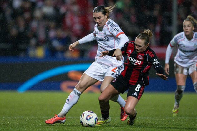 Vanessa Gilles FC Bayern Muenchen Women, 02 in duel with Lisanne Graewe Eintracht Frankfurt Women, 08 , GER, Eintracht Frankfurt vs FC Bayern Muenchen, Soccer, Google Pixel Women Bundesliga, Matchday 12, Season 2025 2026, 07 12 2025 DFB REGULATES PROHIBIT ANY USE OF PHOTOGRAPHS AS IMAGE SEQUENCES AND OR QUASI VIDEO GER, Eintracht Frankfurt vs FC Bayern Muenchen, Football, Google Pixel Womens Bundesliga, Matchday 12, Season 2025 2026, 07 12 2025 Frankfurt am Main Copyright: xEibner-Pressefoto FlorianxWiegandx EP_FWD