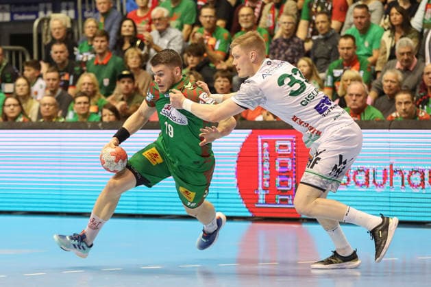 07.12.2025, xgox, Handball - Daikin HBL SC Magdeburg - FRISCH AUF! Göppingen emspor, v.l. Elvar Oern Jonsson (Magdeburg, 19), Ymir Oern Gislason (Goeppingen, 33) Zweikampf, Duell, Kampf, tackle Magdeburg