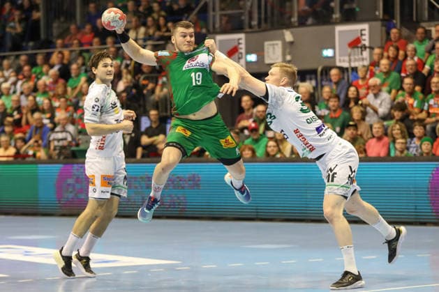 07.12.2025, xgox, Handball - Daikin HBL SC Magdeburg - FRISCH AUF! Göppingen emspor, v.l. Ludvig Hallbäck (Goeppingen, 20), Elvar Oern Jonsson (Magdeburg, 19), Ymir Oern Gislason (Goeppingen, 33) Zweikampf, Duell, Kampf, tackle Magdeburg
