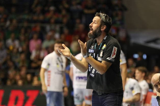 07.12.2025, xgox, Handball - Daikin HBL SC Magdeburg - FRISCH AUF! Göppingen emspor, v.l. Bennet Wiegert (Magdeburg, Trainer) gibt Anweisungen, gestikuliert mit den Armen, gesticulate, gives instructions Magdeburg