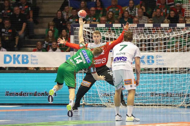 07.12.2025, xgox, Handball - Daikin HBL SC Magdeburg - FRISCH AUF! Göppingen emspor, v.l. Kristian Saeveras (Goeppingen, 12) beim Siebenmeter gegen Omar Ingi Magnusson (Magdeburg, 14) Magdeburg