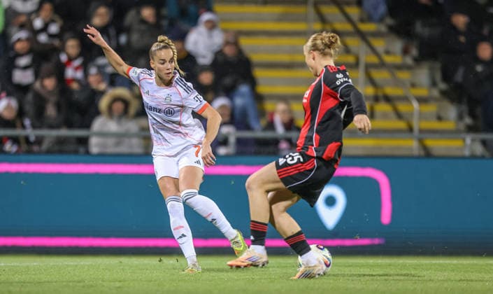 GER, Frankfurt, Eintracht Frankfurt vs FC Bayern Munich, Google Pixel Bundesliga, Football, DFB, Season 2025 2026, Stadion am Brentanobad, 12 Matchday in picture f l Giulia Gwinn Bayern Munich 7 , Jella Veit Eintracht Frankfurt 25 DFB DFL REGULATIONS PROHIBIT ANY USE OF PHOTOGRAPHS AS IMAGE SEQUENCES AND OR QUASI VIDEO, 07 12 2026 Copyright: HMBxMedia HendrikxHamelau
