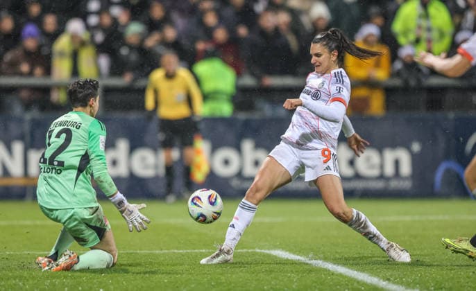 GER, Frankfurt, Eintracht Frankfurt vs FC Bayern Munich, Google Pixel Bundesliga, Football, DFB, Season 2025 2026, Stadion am Brentanobad, 12 Matchday in picture f l Lina Altenburg Eintracht Frankfurt 12 , Jovana Damnjanović Bayern Munich 9 , Goal shot DFB DFL REGULATIONS PROHIBIT ANY USE OF PHOTOGRAPHS AS IMAGE SEQUENCES AND OR QUASI VIDEO, 07 12 2026 Copyright: HMBxMedia HendrikxHamelau