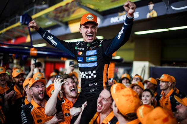 F1 - ABU DHABI GRAND PRIX 2025 NORRIS Lando (gbr), McLaren F1 Team MCL39, portrait mechanic, mecanicien, mechanics FIA Formula One World Champion celebration during the 2025 Formula 1 Abu Dhabi Grand Prix, 24th round of the 2025 FIA Formula One World Championship, WM, Weltmeisterschaft from December 05 to 07, 2025 on the Yas Marina Circuit, in Abu Dhabi, United Arab Emirates - Abu DhabiUnited Arab Emirates  Copyright: xXavixBonillax