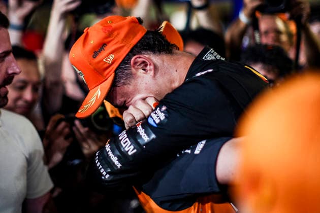 F1 - ABU DHABI GRAND PRIX 2025 NORRIS Lando (gbr), McLaren F1 Team MCL39, portrait mechanic, mecanicien, mechanics FIA Formula One World Champion celebration during the 2025 Formula 1 Abu Dhabi Grand Prix, 24th round of the 2025 FIA Formula One World Championship, WM, Weltmeisterschaft from December 05 to 07, 2025 on the Yas Marina Circuit, in Abu Dhabi, United Arab Emirates - Abu DhabiUnited Arab Emirates  Copyright: xXavixBonillax