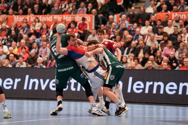Germany Handball Bundesliga, DAIKIN HBL 2025 26, 15 Matchday Handball Sport Verein Hamburg vs ThSV Eisenach Sporthalle Hamburg Hamburg Justin Kurch ThSV Eisenach, 52 , Philipp Meyer ThSV Eisenach, 27 , Andreas Magaard HSV Hamburg, 4 , Elias Kofler HSV Hamburg, 6 Copyright: xStefanxTrochax
