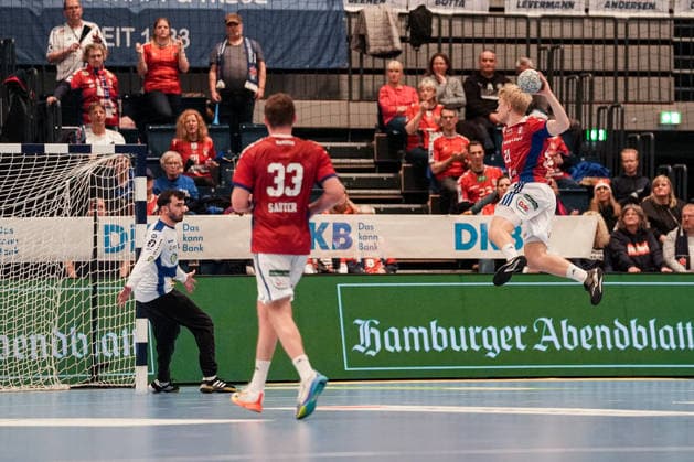 Germany Handball Bundesliga, DAIKIN HBL 2025 26, 15 Matchday Handball Sport Verein Hamburg vs ThSV Eisenach Sporthalle Hamburg Hamburg Frederik Bo Andersen HSV Hamburg, 21 , Matija Spikic ThSV Eisenach, 1 , Moritz Sauter HSV Hamburg, 33 Copyright: xStefanxTrochax