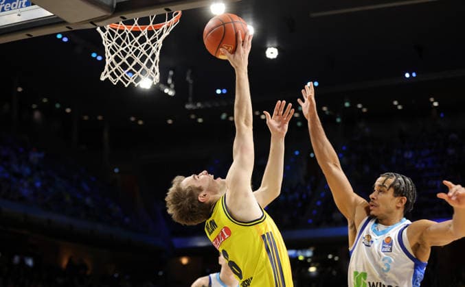 Malte Delow on the ball, Garai Zeeb duel Game scene Action Sport Basketball BBL Bundesliga Men 7 Matchday Season 2025 2026 07 12 2025 ALBA Berlin vs Frankfurt Skyliners