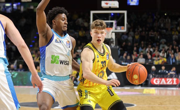 Nahiem Alleyne, Bennet Hundt on the ball duel Game scene Action Sport Basketball BBL Bundesliga Men 7 Matchday Season 2025 2026 07 12 2025 ALBA Berlin vs Frankfurt Skyliners