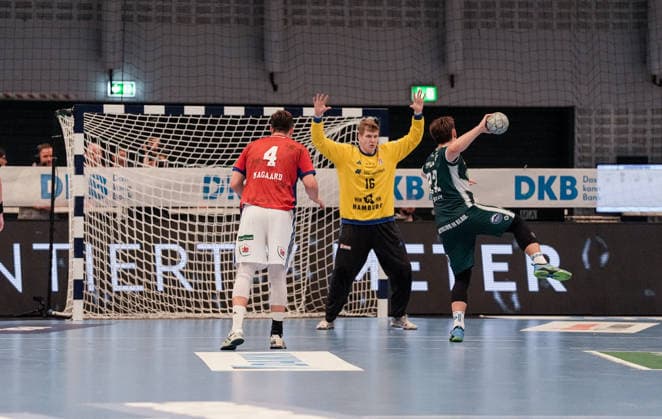 Germany Handball Bundesliga, DAIKIN HBL 2025 26, 15 Matchday Handball Sport Verein Hamburg vs ThSV Eisenach Sporthalle Hamburg Hamburg Seven-meter Andreas Magaard HSV Hamburg, 4 , Robin Haug HSV Hamburg, 16 , Felix Aellen ThSV Eisenach, 22 Copyright: xStefanxTrochax