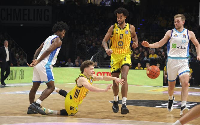 Isaiah Swope, Bennet Hundt throws, Norris Agbakoko, Till Pape duel Game scene Action Sport Basketball BBL Bundesliga Men 7 Matchday Season 2025 2026 07 12 2025 ALBA Berlin vs Frankfurt Skyliners