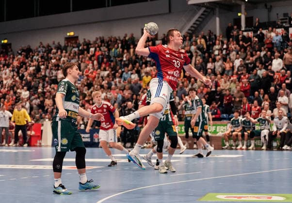 Germany Handball Bundesliga, DAIKIN HBL 2025 26, 15 Matchday Handball Sport Verein Hamburg vs ThSV Eisenach Sporthalle Hamburg Hamburg Moritz Sauter HSV Hamburg, 33 , Felix Aellen ThSV Eisenach, 22 Copyright: xStefanxTrochax