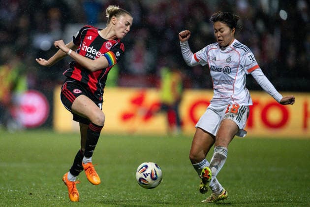 Laura Freigang Eintracht Frankfurt Women, 10 in duel with Momoko Tanikawa FC Bayern Muenchen Women, 18 , GER, Eintracht Frankfurt vs FC Bayern Muenchen, Football, Google Pixel Women Bundesliga, Matchday 12, Season 2025 2026, 07 12 2025 DFB REGULATES PROHIBIT ANY USE OF PHOTOGRAPHS AS IMAGE SEQUENCES AND OR QUASI VIDEO GER, Eintracht Frankfurt vs FC Bayern Muenchen, Football, Google Pixel Womens Bundesliga, Matchday 12, Season 2025 2026, 07 12 2025 Frankfurt am Main Copyright: xEibner-Pressefoto FlorianxWiegandx EP_FWD