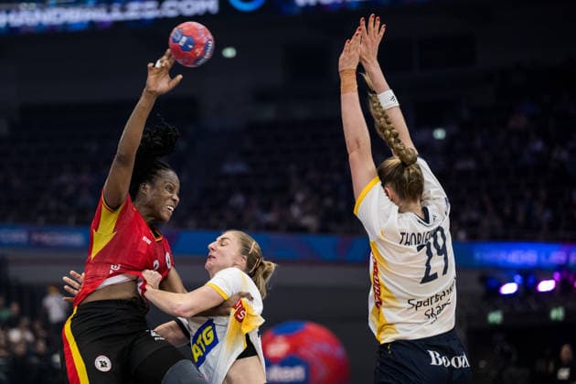251207 Vilma Pegado Nenganga of Angola, Linn Blohm and Kristin Thorleifsdottir of Sweden during the 2025 IHF Women™s World Championship handball match between Angola and Sweden on December 7, 2025 in Dortmund Photo Emma Wallskog BILDBYRAN COP 320 EW0607 handball, handboll, handball,handboll,handball,bbeng,vm,handba  Copyright: EMMAxWALLSKOG BB251207EW036