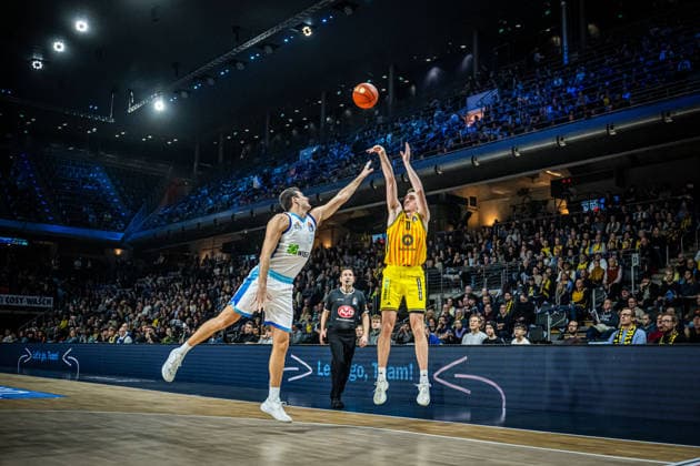Basketball Berlin 07 12 2025 Season 2025 2026 EasyCredit BBL 1 Bundesliga Men, Men Alba Berlin Skyliners Moses Wood Alba Berlin, No 11 Ryan Hawkins Frankfurt, No 33