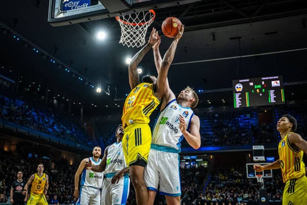 Basketball Berlin 07 12 2025 Season 2025 2026 EasyCredit BBL 1 Bundesliga Men, Men Alba Berlin Skyliners J wan Roberts Alba Berlin, No 13 Till Pape Frankfurt, No 19