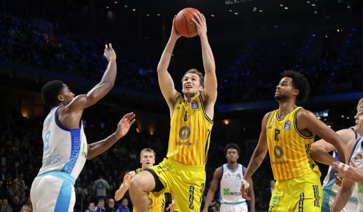 William Christmas, Malte Delow am Ball, Norris Agbakoko Zweikampf Spielszene Aktion Basketball BBL Bundesliga Herren 7. Spieltag Saison 2025 2026 07.12.2025 ALBA Berlin vs. Frankfurt Skyliners