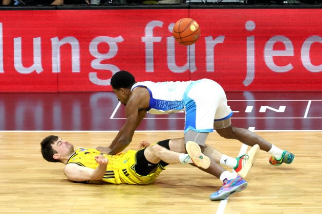 DEU, easyCredit BBL, ALBA vs Frankfurt, 07 12 2025, Max Schmeling Halle, Berlin, DEU, easyCredit BBL, ALBA vs Frankfurt, pictured JONAS MATTISSECK ALBA Berlin 9 William Christmas Fraport Skyliners 8 nordphotoxGmbHx xEngler nph00076
