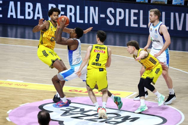 DEU, easyCredit BBL, ALBA vs Frankfurt, 07 12 2025, Max Schmeling Halle, Berlin, DEU, easyCredit BBL, ALBA vs Frankfurt, pictured Norris Agbakoko ALBA Berlin 17 , JONAS MATTISSECK ALBA Berlin 9 , Bennet Hundt ALBA Berlin 33 , William Christmas Fraport Skyliners 8 , Till Pape Fraport Skyliners 19 nordphotoxGmbHx xEngler nph00076