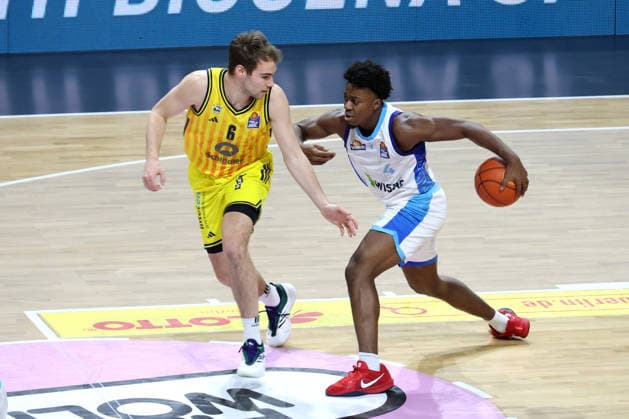 DEU, easyCredit BBL, ALBA vs Frankfurt, 07 12 2025, Max Schmeling Halle, Berlin, DEU, easyCredit BBL, ALBA vs Frankfurt, pictured MALTE DELOW ALBA Berlin 6 , Nahiem Alleyne Fraport Skyliners 4 nordphotoxGmbHx xEngler nph00076