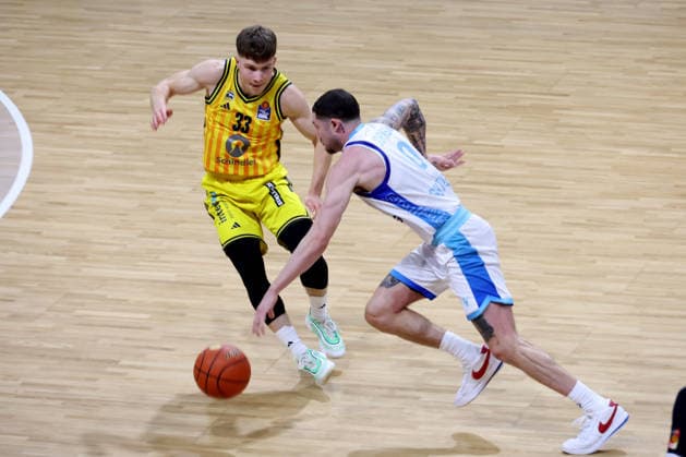 DEU, easyCredit BBL, ALBA vs Frankfurt, 07 12 2025, Max Schmeling Halle, Berlin, DEU, easyCredit BBL, ALBA vs Frankfurt, pictured Bennet Hundt ALBA Berlin 33 , Logan Johnson Fraport Skyliners 0 nordphotoxGmbHx xEngler nph00076