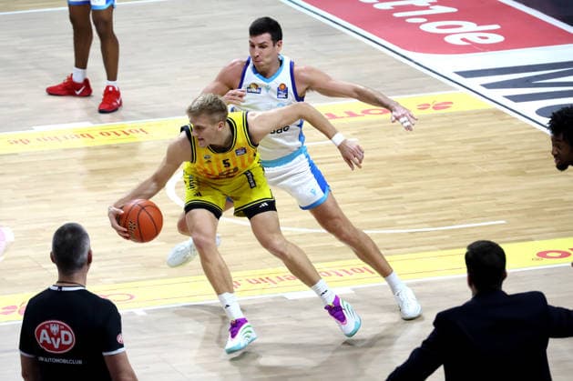 DEU, easyCredit BBL, ALBA vs Frankfurt, 07 12 2025, Max Schmeling Halle, Berlin, DEU, easyCredit BBL, ALBA vs Frankfurt, pictured Sam Griesel ALBA Berlin 5 , Ryan Hawkins Fraport Skyliners 33 nordphotoxGmbHx xEngler nph00076