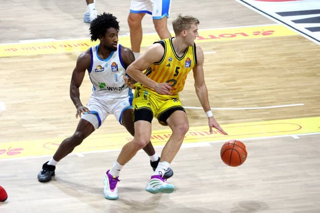 DEU, easyCredit BBL, ALBA vs Frankfurt, 07 12 2025, Max Schmeling Halle, Berlin, DEU, easyCredit BBL, ALBA vs Frankfurt, pictured Sam Griesel ALBA Berlin 5 , Isaiah Swope Fraport Skyliners 1 nordphotoxGmbHx xEngler nph00076
