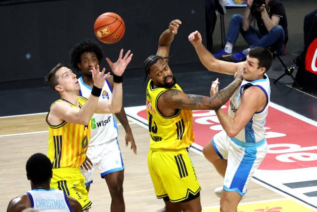 DEU, easyCredit BBL, ALBA vs Frankfurt, 07 12 2025, Max Schmeling Halle, Berlin, DEU, easyCredit BBL, ALBA vs Frankfurt, pictured Justin Bean ALBA Berlin 34 , J Wan Roberts ALBA Berlin 13 , Isaiah Swope Fraport Skyliners 1 , Ryan Hawkins Fraport Skyliners 33 nordphotoxGmbHx xEngler nph00076