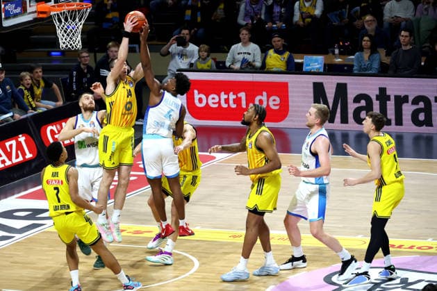 DEU, easyCredit BBL, ALBA vs Frankfurt, 07 12 2025, Max Schmeling Halle, Berlin, DEU, easyCredit BBL, ALBA vs Frankfurt, pictured Justin Bean ALBA Berlin 34 , Nahiem Alleyne Fraport Skyliners 4 nordphotoxGmbHx xEngler nph00076