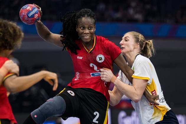 251207 Vilma Pegado Nenganga of Angola and Linn Blohm of Sweden during the 2025 IHF Women™s World Championship handball match between Angola and Sweden on December 7, 2025 in Dortmund Photo Emma Wallskog BILDBYRAN COP 320 EW0607 handball handball handball handball handball bbeng vm handball vm handbolls vm ihf handball world championship world handball championship 2025 world championship 2025 angola sverige sweden dam bbeng bbauto sverige sweden  Copyright: EMMAxWALLSKOG BB251207EW042