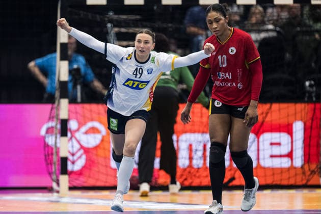 251207 Olivia Löfqvist of Sweden celebrates during the 2025 IHF Women™s World Championship handball match between Angola and Sweden on December 7, 2025 in Dortmund Photo Emma Wallskog BILDBYRAN COP 320 EW0607 handball handball handball bbeng vm handball vm handbolls vm ihf handball world championship world handball championship 2025 world championship 2025 angola sverige sweden dam bbauto jubel  Copyright: EMMAxWALLSKOG BB251207EW044