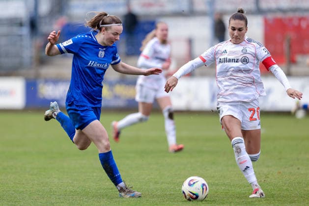 from left Bente Bode SV Meppen, 14 and Jana Kappes FC Bayern München II, 20 in a duel, dynamic, action, action, game scene, THE DFB REGULATIONS PROHIBIT ANY USE OF PHOTOGRAPHS AS IMAGE SEQUENCES AND OR QUASI VIDEO , 07 12 2025, Meppen Germany , Football, 2 Womens Bundesliga, SV Meppen FC Bayern München II xobx