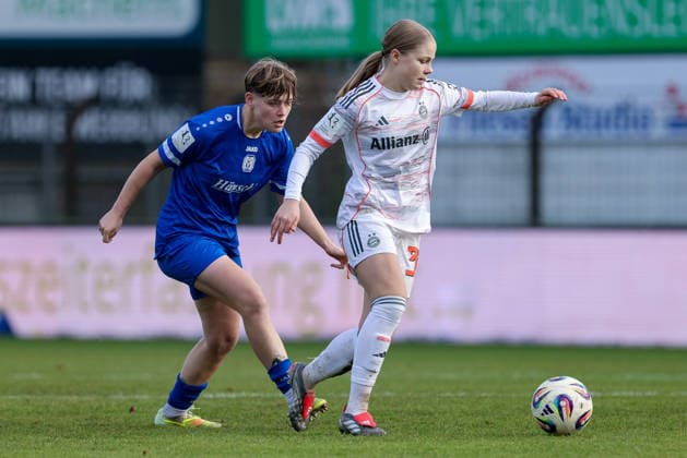 from left Lea Mauly SV Meppen, 19 and Greta Hünten FC Bayern München II, 33 in a duel, dynamic, action, action, game scene, THE DFB REGULATIONS PROHIBIT ANY USE OF PHOTOGRAPHS AS IMAGE SEQUENCES AND OR QUASI VIDEO , 07 12 2025, Meppen Germany , Football, 2 Womens Bundesliga, SV Meppen FC Bayern München II xobx