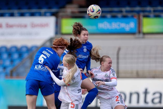 from left Lena Göppel SV Meppen, 5 , Luzie Zähringer FC Bayern München II, 5 , Sarah Hagg SV Meppen, 12 and Eszter Reszler FC Bayern München II, 2 in header duel, header, duel, action, action, game scene, THE DFB REGULATIONS PROHIBIT ANY USE OF PHOTOGRAPHS AS IMAGE SEQUENCES AND OR QUASI VIDEO , 07 12 2025, Meppen Germany , Football, 2 Womens Bundesliga, SV Meppen FC Bayern München II xobx
