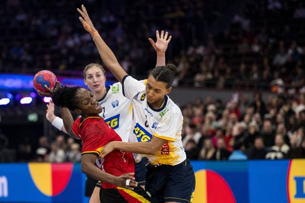 251207 Juliana JosÃ Machado of Angola and Jamina Roberts of Sweden during the 2025 IHF Women™s World Championship handball match between Angola and Sweden on December 7, 2025 in Dortmund Photo Emma Wallskog BILDBYRAN COP 320 EW0607 handball handball handball handball handball bbeng vm handball vm handbolls vm ihf handball world championship world handball championship 2025 world championship 2025 angola sverige sweden dam bbeng bbauto sverige sweden  Copyright: EMMAxWALLSKOG BB251207EW047