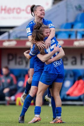 from left Lana Hubbeling SV Meppen, 18 , Chantal Schouwstra SV Meppen, 20 and Genesis Castrellon SV Meppen, 17 with goal celebration, jubilation, cheering, optimistic, game scene, highlight, joy about the goal to 2 1, THE DFB REGULATIONS PROHIBIT ANY USE OF PHOTOGRAPHS AS IMAGE SEQUENCES AND OR QUASI VIDEO , 07 12 2025, Meppen Germany , Football, 2 Womens Bundesliga, SV Meppen FC Bayern München II xobx