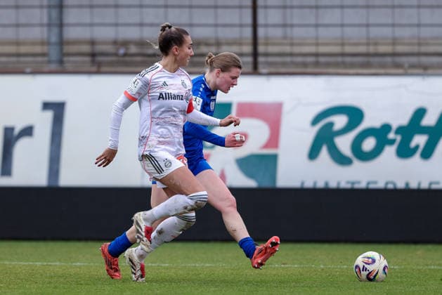 from left Jana Kappes FC Bayern München II, 20 and Lilly Damm SV Meppen, 22 in a duel, dynamic, action, action, game scene, THE DFB REGULATIONS PROHIBIT ANY USE OF PHOTOGRAPHS AS IMAGE SEQUENCES AND OR QUASI VIDEO , 07 12 2025, Meppen Germany , Football, 2 Womens Bundesliga, SV Meppen FC Bayern München II xobx