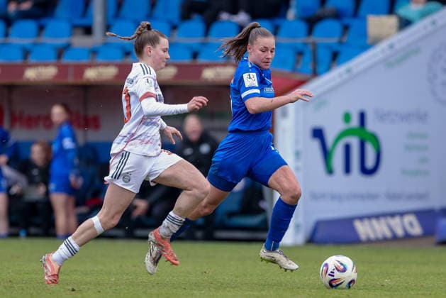 from left Sarah Ernst FC Bayern München II, 10 and Lana Hubbeling SV Meppen, 18 in running duel, duel, dynamics, action, action, game scene, THE DFB REGULATIONS PROHIBIT ANY USE OF PHOTOGRAPHS AS IMAGE SEQUENCES AND OR QUASI VIDEO , 07 12 2025, Meppen Germany , Football, 2 Womens Bundesliga, SV Meppen FC Bayern München II xobx