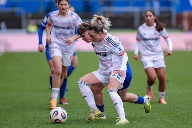 from left Lea Mauly SV Meppen, 19 and Maria Plattner FC Bayern München II, 18 in a duel, dynamic, action, action, game scene, THE DFB REGULATIONS PROHIBIT ANY USE OF PHOTOGRAPHS AS IMAGE SEQUENCES AND OR QUASI VIDEO , 07 12 2025, Meppen Germany , Football, 2 Womens Bundesliga, SV Meppen FC Bayern München II xobx