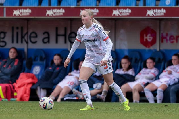 Luzie Zähringer FC Bayern München II, 5 on the ball, cropped image, single image, full body, action, action, game scene, THE DFB REGULATIONS PROHIBIT ANY USE OF PHOTOGRAPHS AS IMAGE SEQUENCES AND OR QUASI VIDEO , 07 12 2025, Meppen Germany , Football, 2 Womens Bundesliga, SV Meppen FC Bayern München II xobx