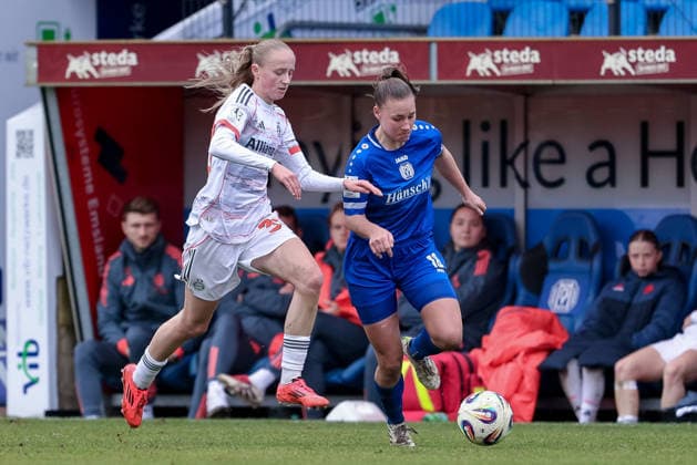 from left Hanna Wegscheider FC Bayern München II, 30 and Lana Hubbeling SV Meppen, 18 in a running duel, duel, dynamic, action, action, game scene, THE DFB REGULATIONS PROHIBIT ANY USE OF PHOTOGRAPHS AS IMAGE SEQUENCES AND OR QUASI VIDEO , 07 12 2025, Meppen Germany , Football, 2 Womens Bundesliga, SV Meppen FC Bayern München II xobx