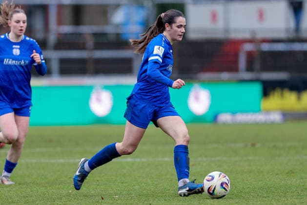 Marie Bleil SV Meppen, 7 on the ball, single image, full body, action, action, match scene, THE DFB GUIDELINES PROHIBIT ANY USE OF PHOTOGRAPHS AS IMAGE SEQUENCES AND OR QUASI VIDEO DFB REGULATIONS PROHIBIT ANY USE OF PHOTOGRAPHS AS IMAGE SEQUENCES AND OR QUASI VIDEO , 07 12 2025, Meppen Germany , Soccer, 2 Women Bundesliga, SV Meppen FC Bayern München II xobx