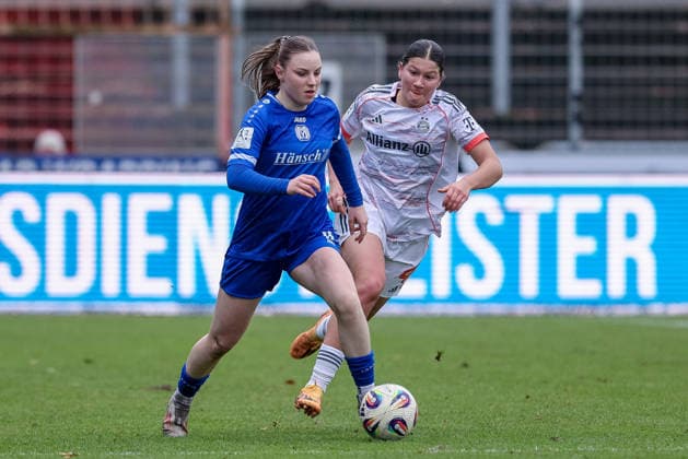 from left Marleen Kropp SV Meppen, 9 and Scarlett Kraus FC Bayern München II, 4 in running duel, duel, dynamics, action, action, game scene, THE DFB REGULATIONS PROHIBIT ANY USE OF PHOTOGRAPHS AS IMAGE SEQUENCES AND OR QUASI VIDEO , 07 12 2025, Meppen Germany , Football, 2 Womens Bundesliga, SV Meppen FC Bayern München II xobx