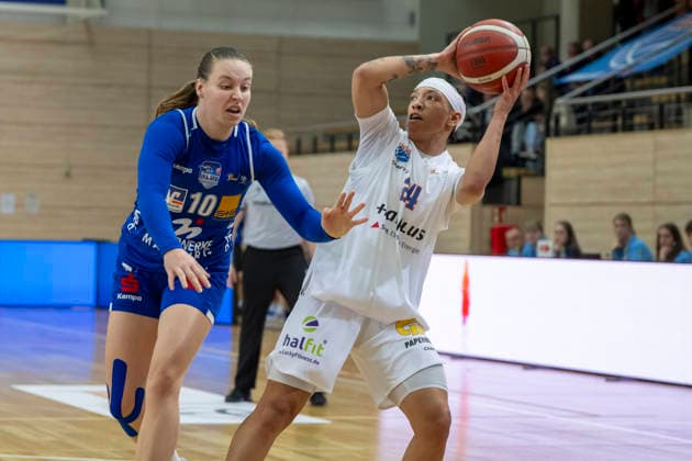 Toyota DBBL 2025 2026 Syntainics MBC vs BC Marburg Halle Saale, Germany 07 December 2025 Pictured from left in duel Lucy Michel Marburg and Liz Smith Halle Halle Saale swh Arena Sachsen Anhalt Germany